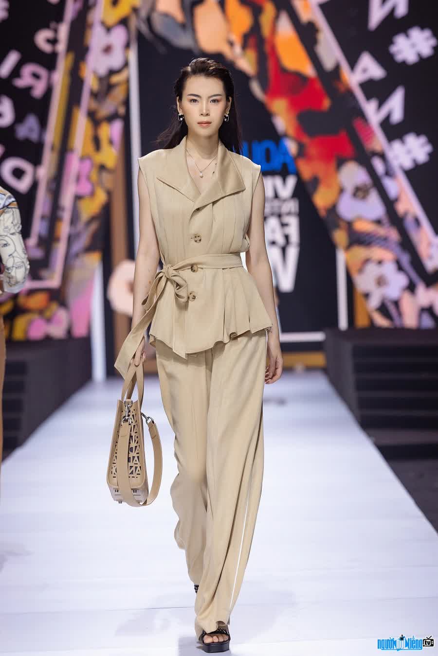  Image of model Luong Thuy Duong on the catwalk