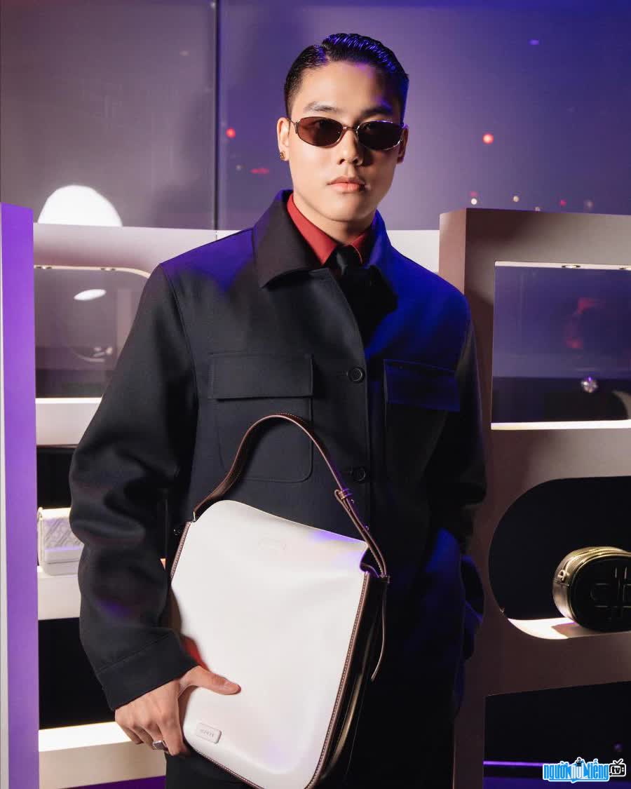 Image of Influencer Huang Long and his impressive fashion sense