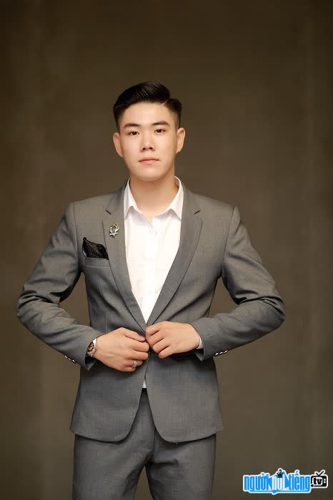 Image of singer Linh Sung masculine and elegant