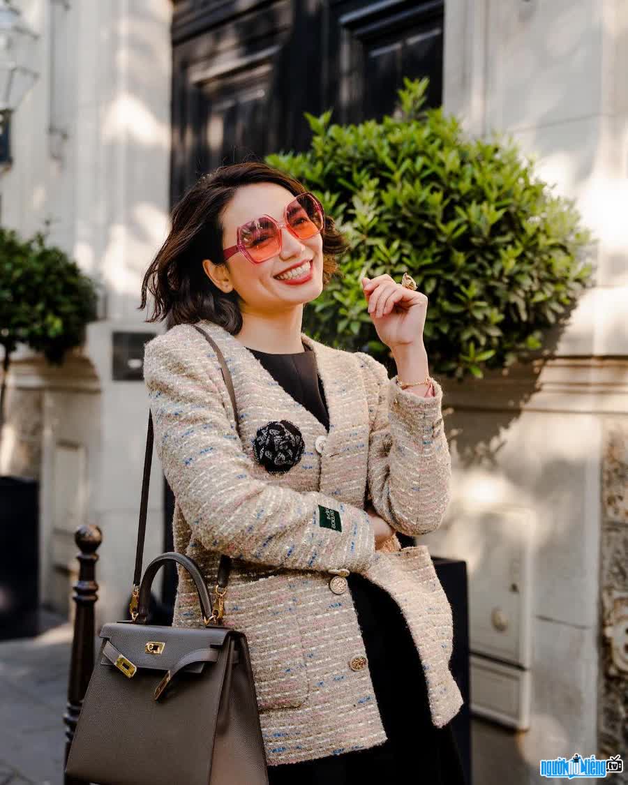 Hình ảnh Fashionista Phương Thythu cười tươi rạng rỡ