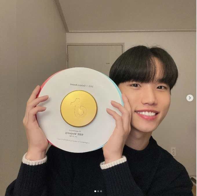 Image of Tiktoker Seo Won Jeong and Tiktok gold button