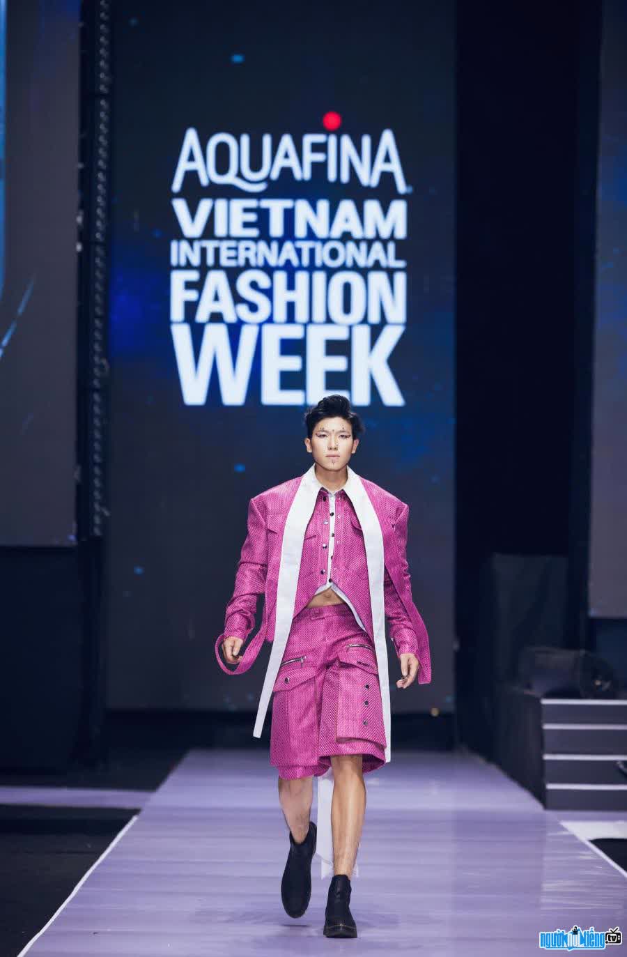 Nguyen Hoang Tung on the catwalk
