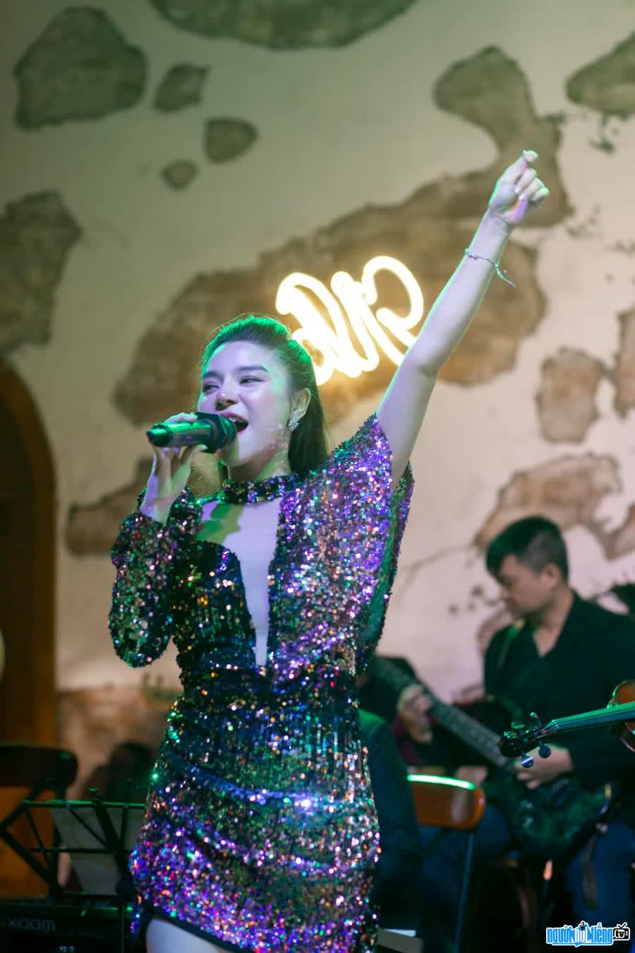 Image of singer Nhu Mai Barbie singing at the tea room