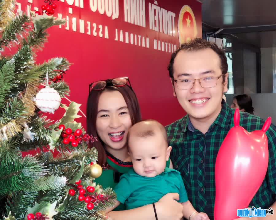 Image of singer Huynh Vu Thach happily with his wife and daughter