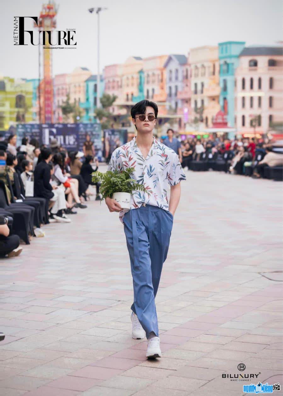 Hoang Vu is also known as a freelance model. Hoang Vu has a handsome