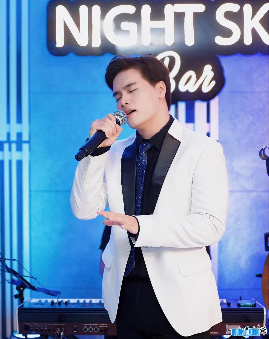 Image of singer Dat Ozy performing