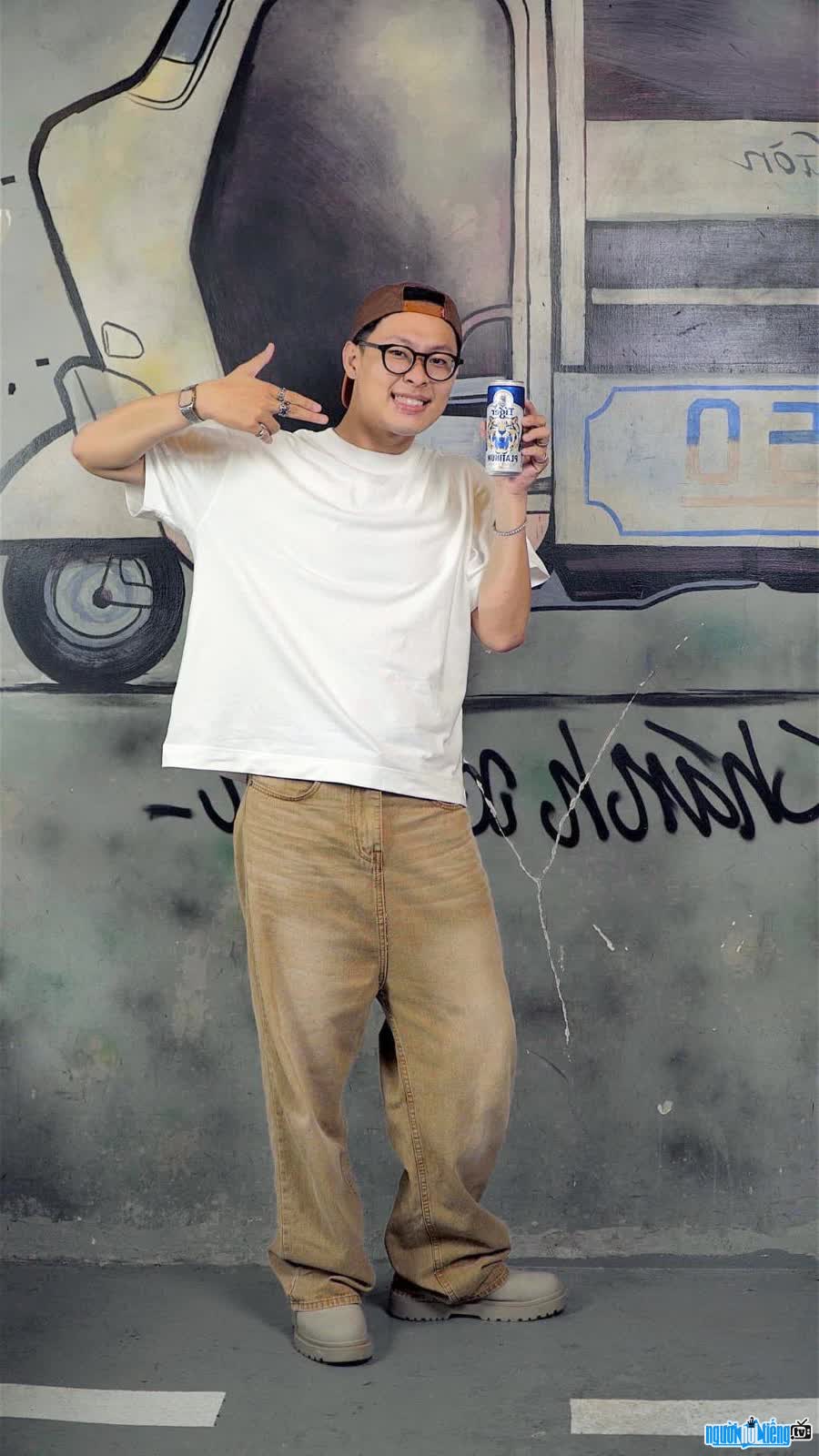 Image of rapper HurryKng smiling brightly