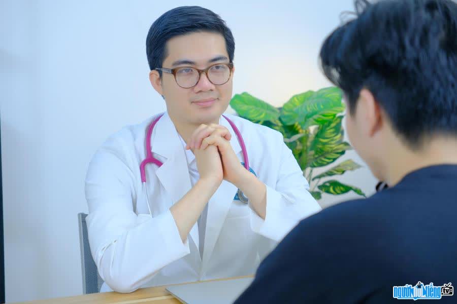 Bác sĩ Lê Tiến Huy tư vấn sức khỏe trực tiếp cho người bệnh