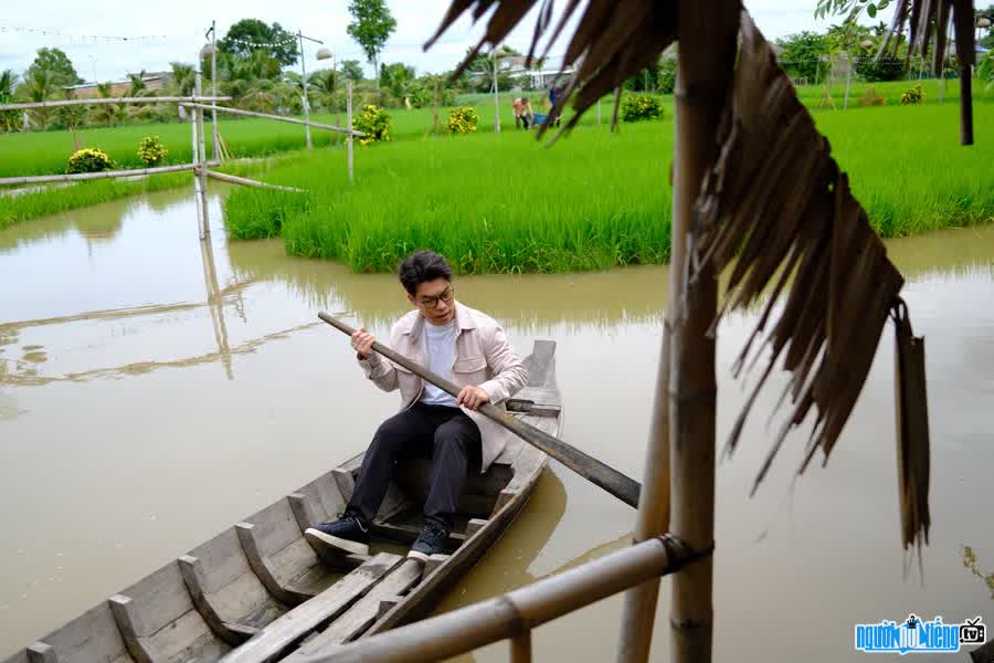  Image of Kevin Toan mingling with nature