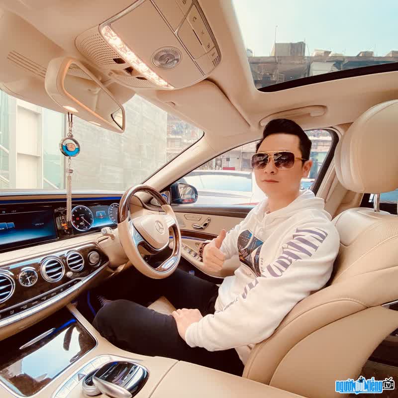 Image of handsome CEO Nguyen Ba Huong