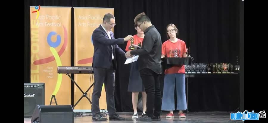 Image of Tran Hong Thai receiving awards