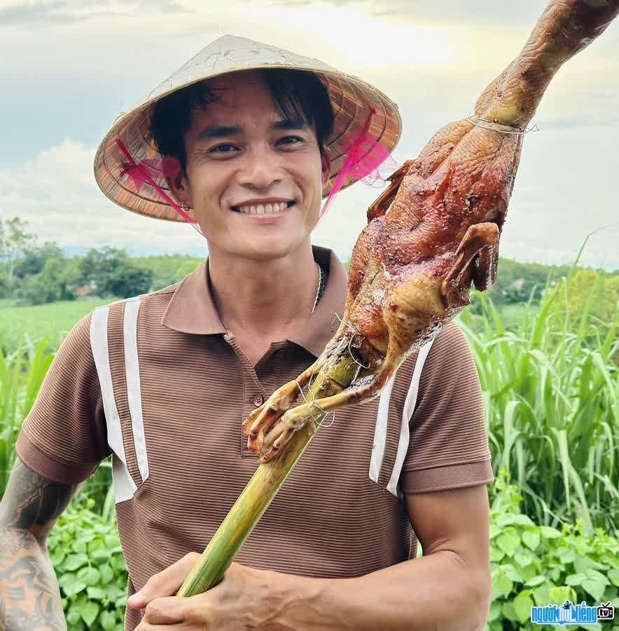 TikToker Poor Groom (Hoang Van Quy) shares country life