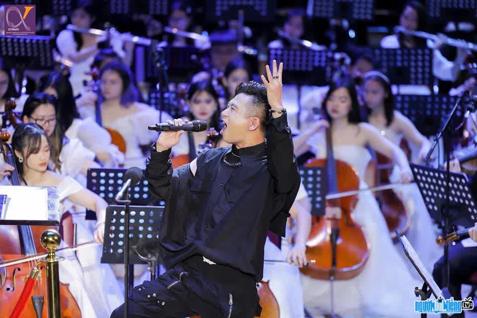 Image of Do Hoang Hiep doing his best on stage