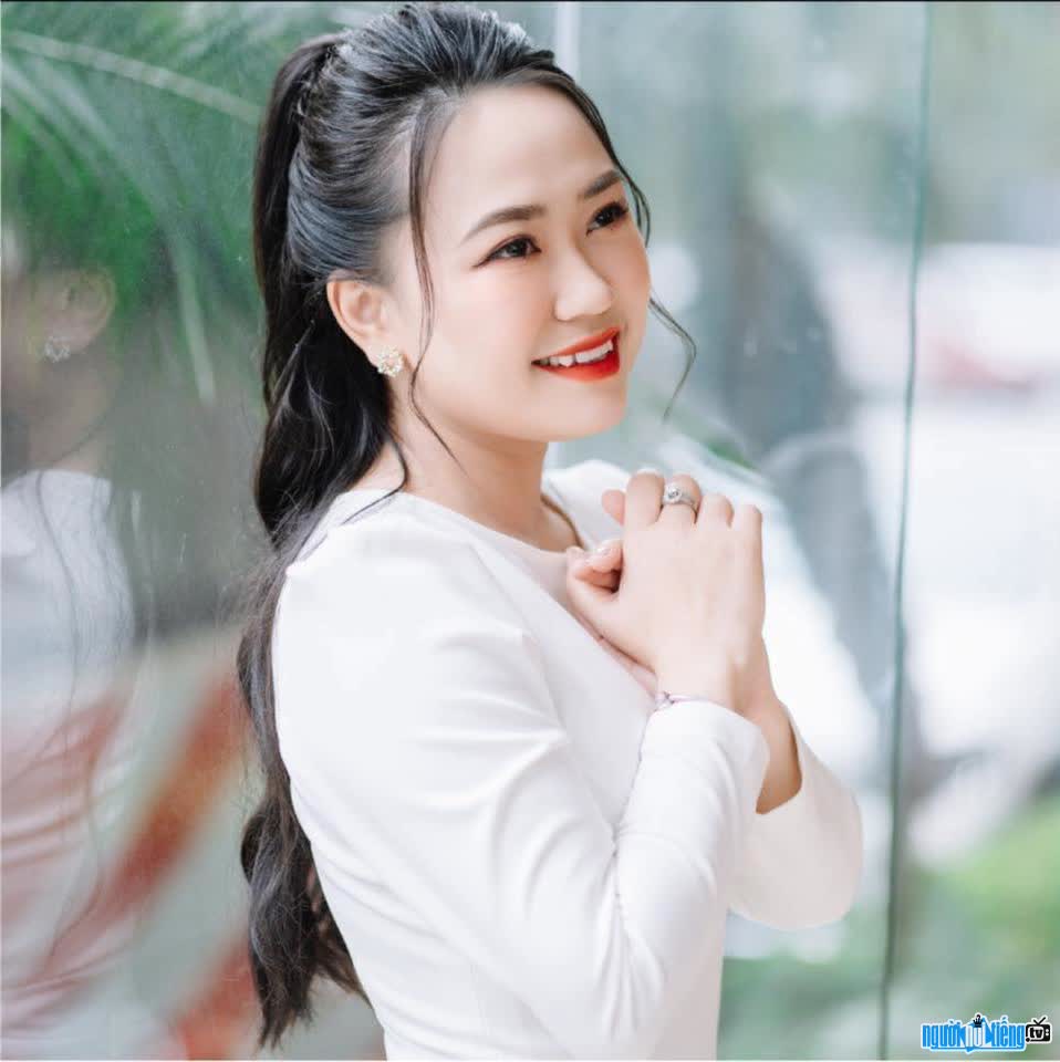 Image of Nguyen Phuong Thanh graceful in ao dai