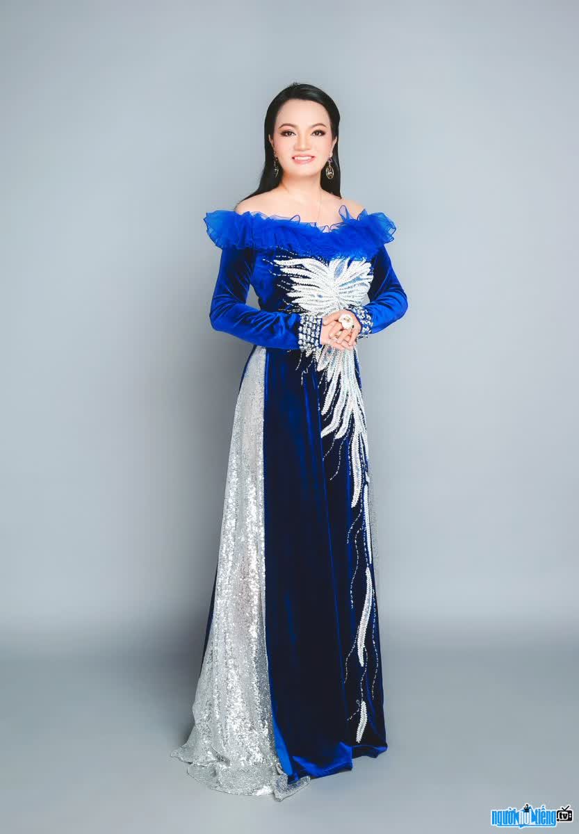  Image of CEO Nguyen Thi Thanh Thuy gracefully in ao dai