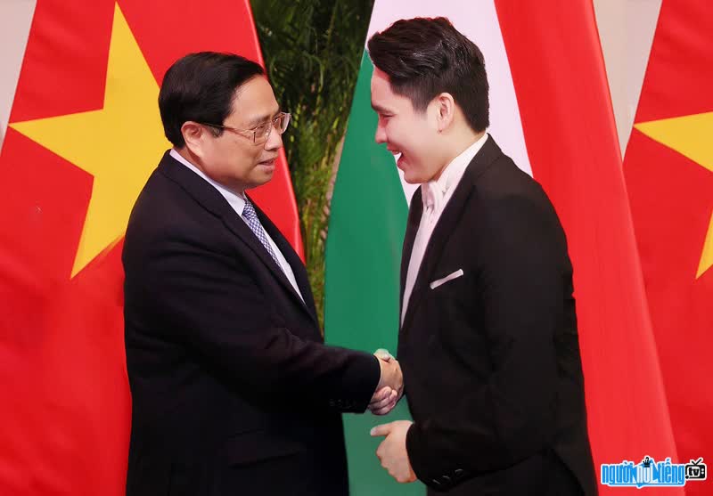 Ca sĩ Hoàng Long bắt tay Thủ tướng Chính phủ nước CHXHCN Việt Nam Phạm Minh Chính