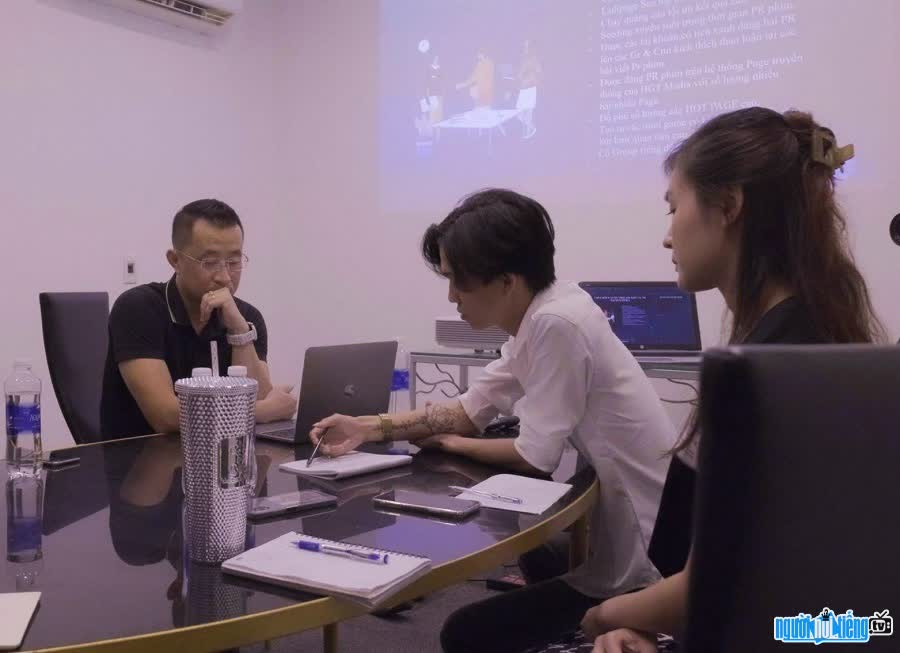 Social network expert Ngo Minh Hau discusses with customers