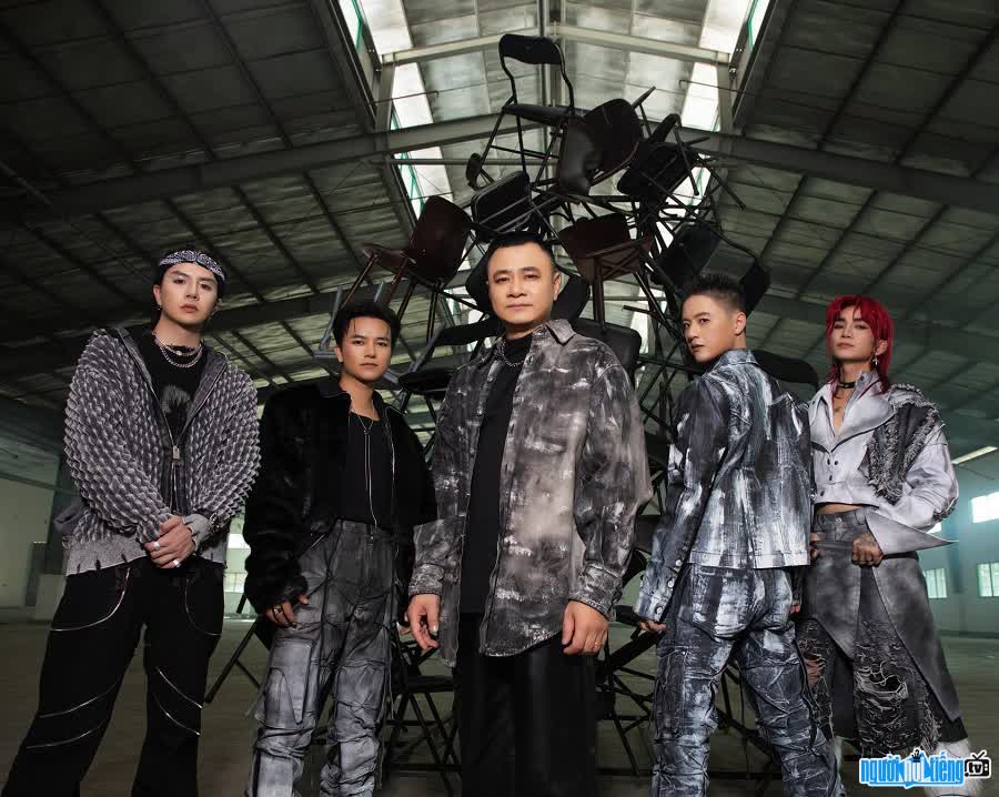 The reality show The Brother Overcame Thousands Chong Gai brings together many famous artists