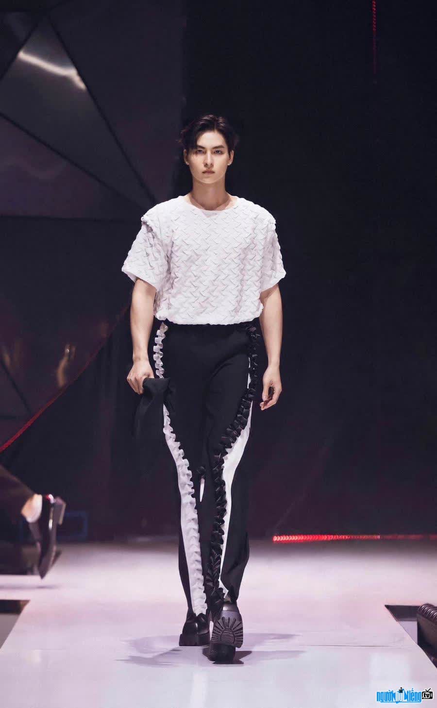 Xuan Thang confidently strode. on the catwalk