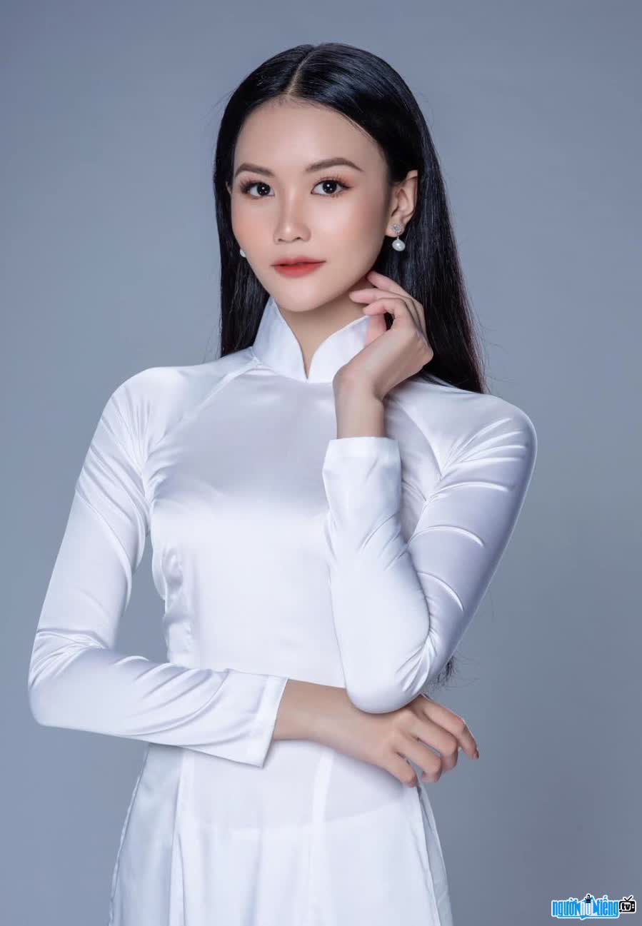 Người mẫu Nguyễn Ngọc Mẫn Nhi đẹp tinh khôi khi diện áo dài trắng