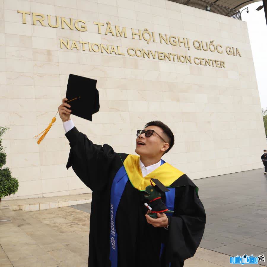 Hình ảnh Tiktoker Mai Thế Dân trong ngày lễ tốt nghiệp đại học