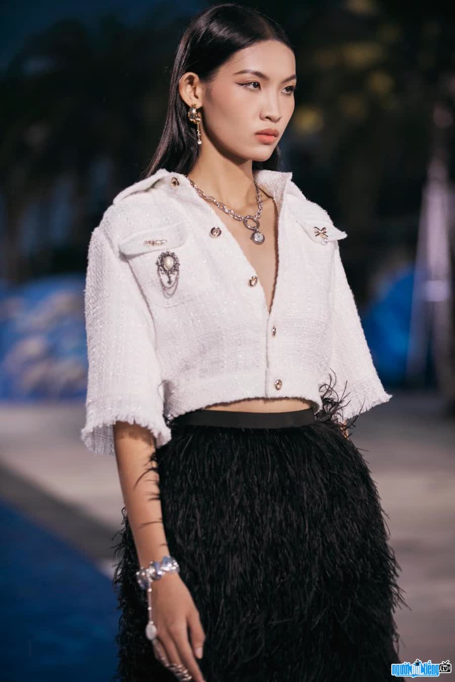 Image of model Huynh Tu Anh confidently strode on the catwalk