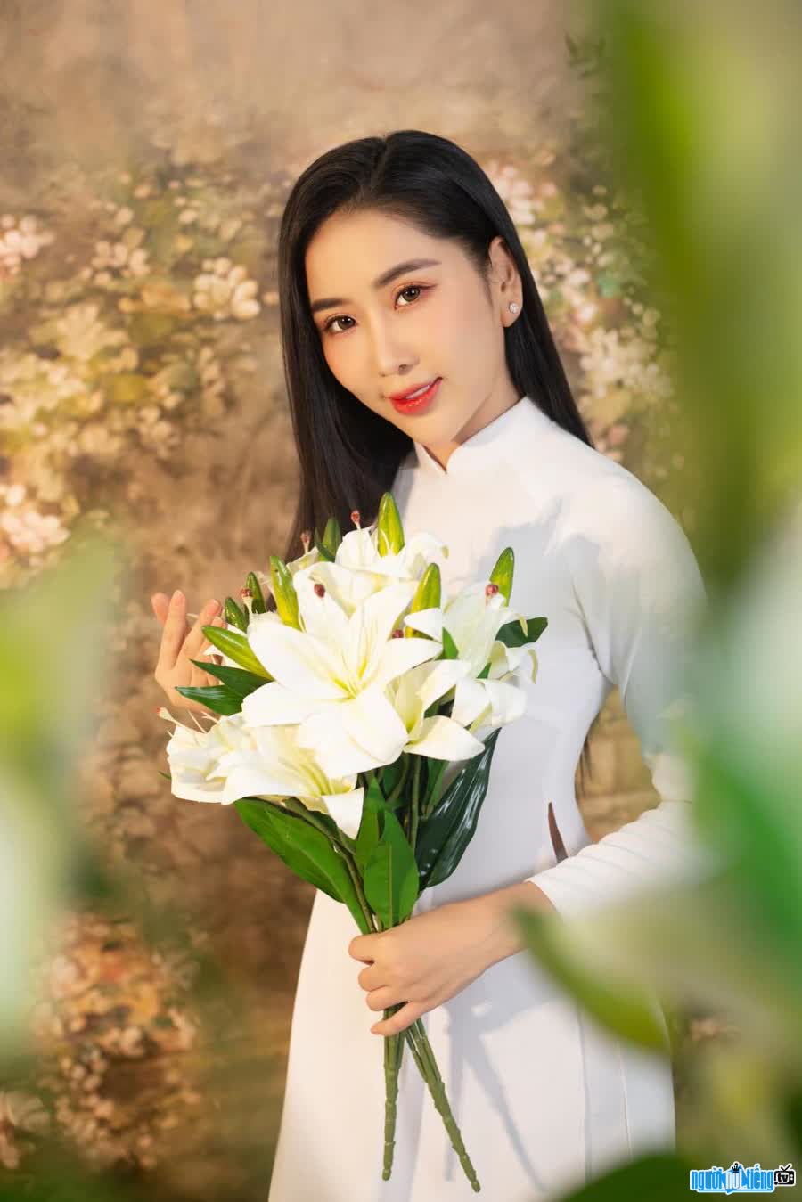 Hình ảnh hoa hậu Trịnh Thanh Hồng Hoa đẹp tinh khôi với áo dài trắng