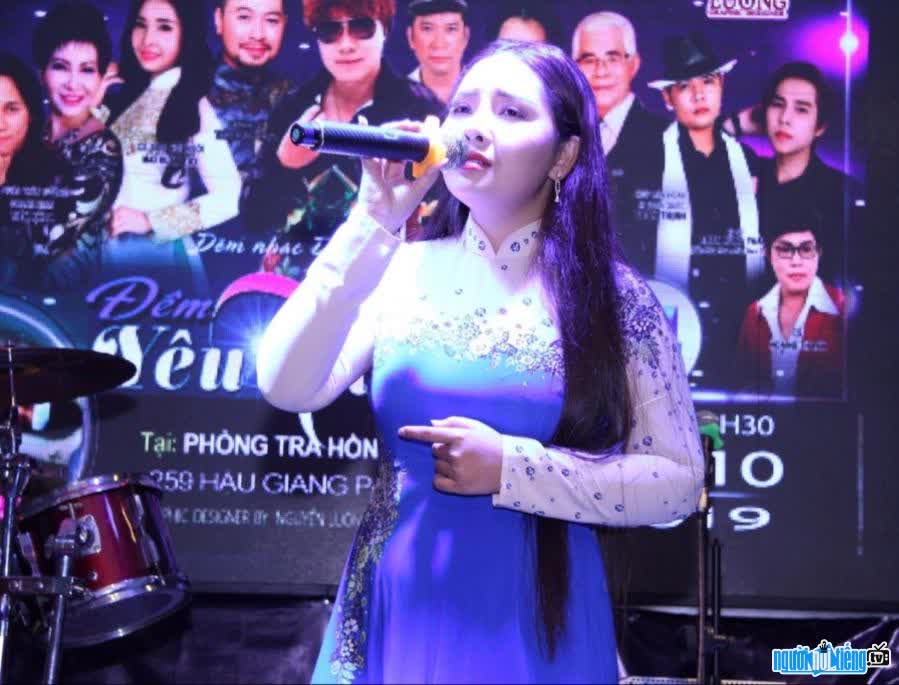 Hình ảnh ca sĩ Mai Xuân Thy biểu diễn trên sân khấu nhạc