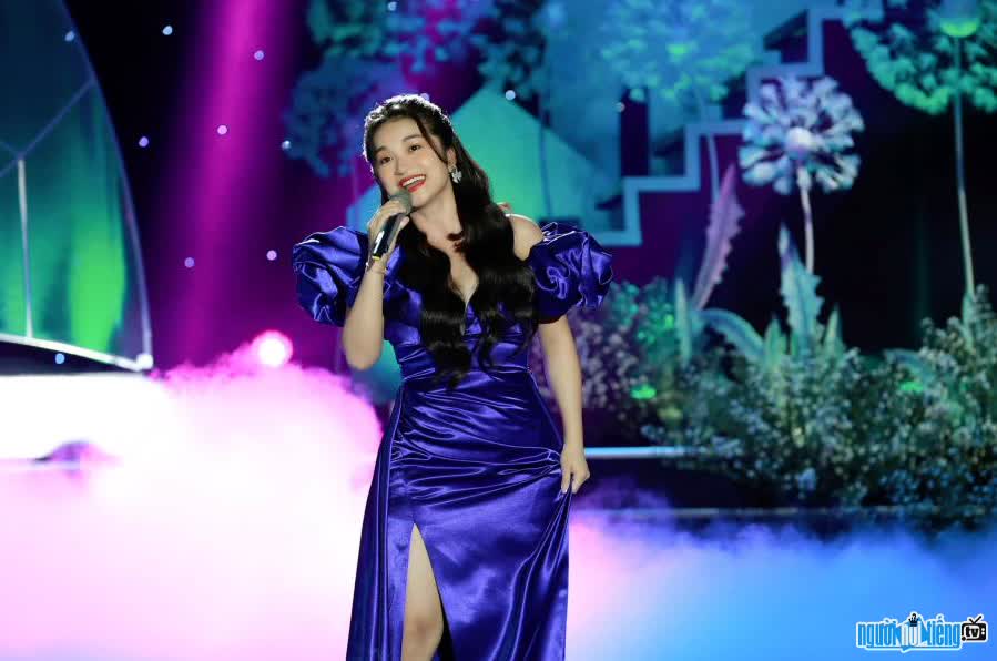 Hình ảnh ca sĩ Đỗ Tố Hoa biểu diễn trên sân khấu