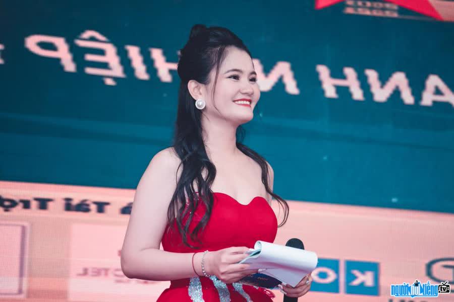Image of MC Thai Phuong Thao confident on stage
