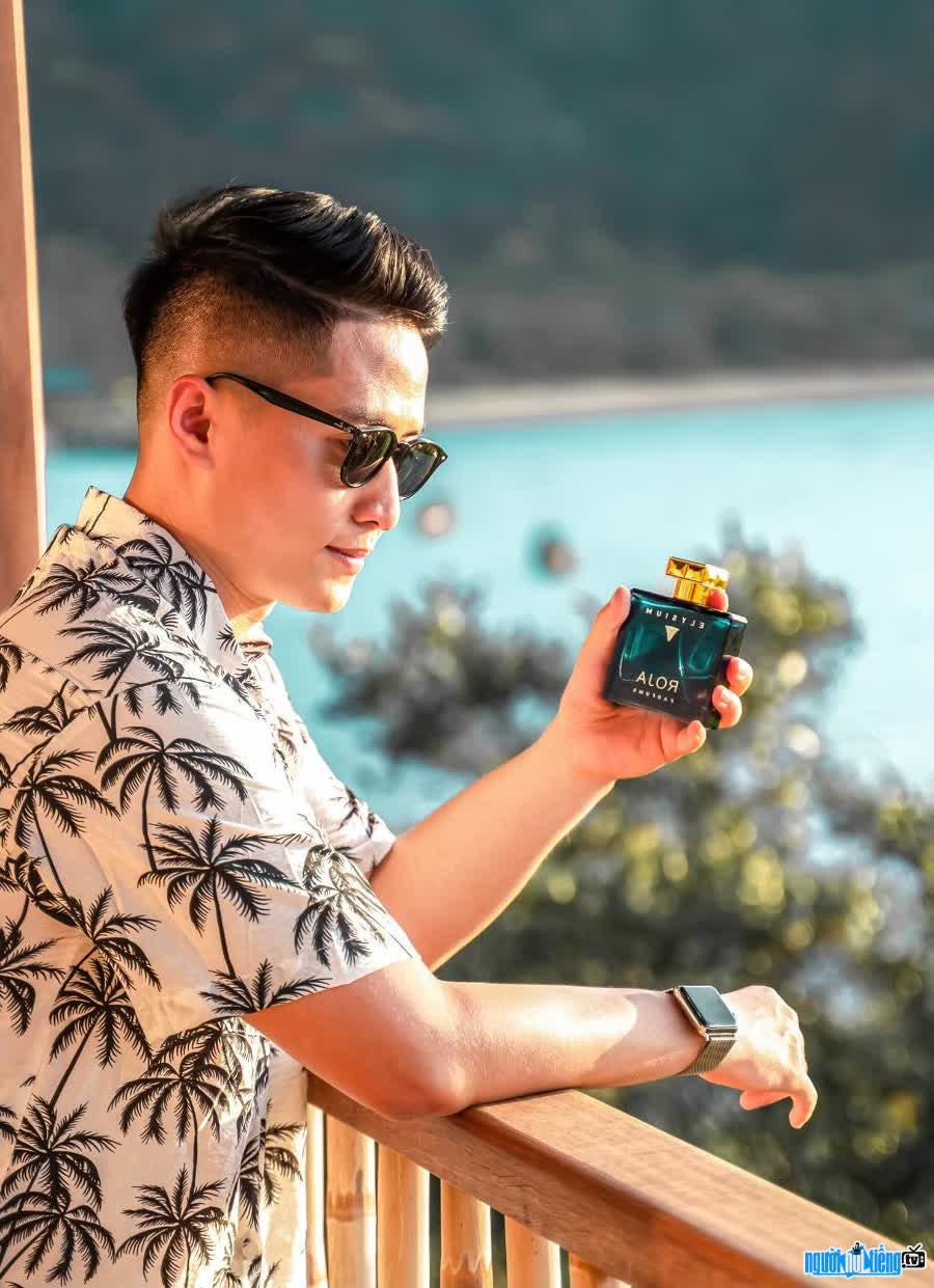 Hình ảnh Tiktoker Chung Thành trong bộ ảnh quảng cáo nước nước hoa