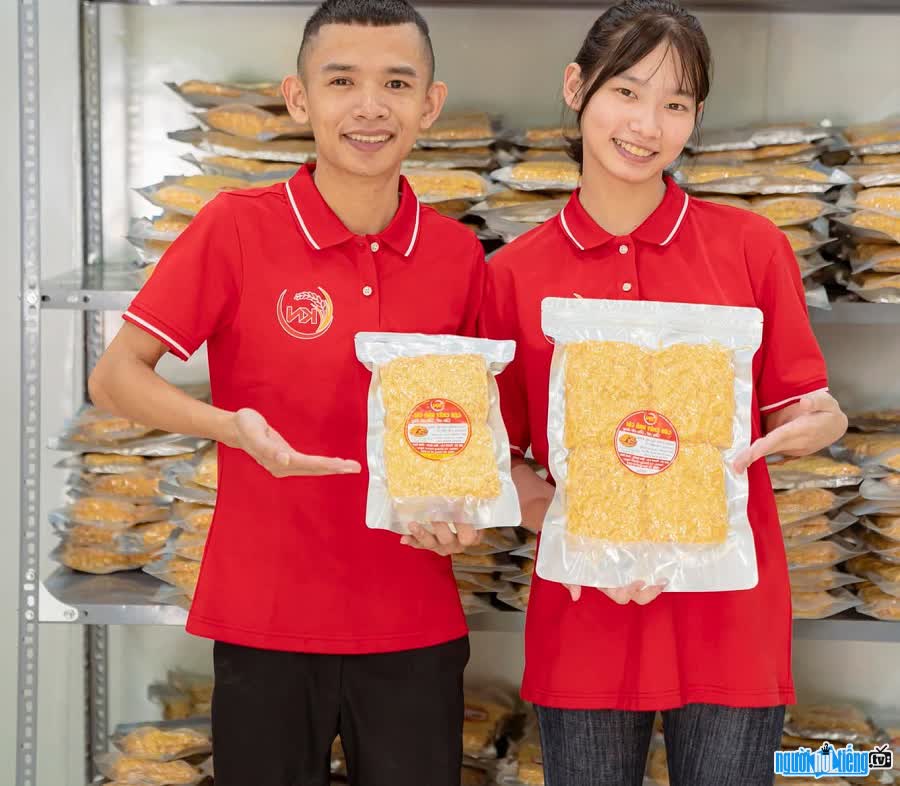 TikToker Khanh Coi and his wife run a scorched rice business