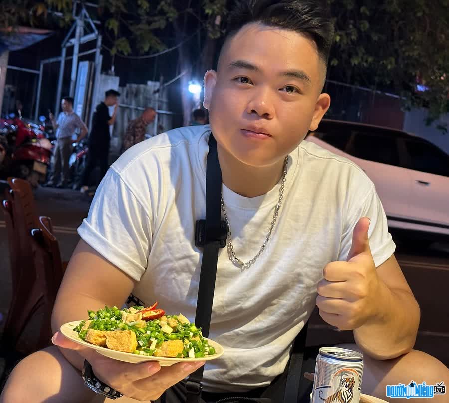 TikToker Doan Minh Phuong reviews food very thoughtfully