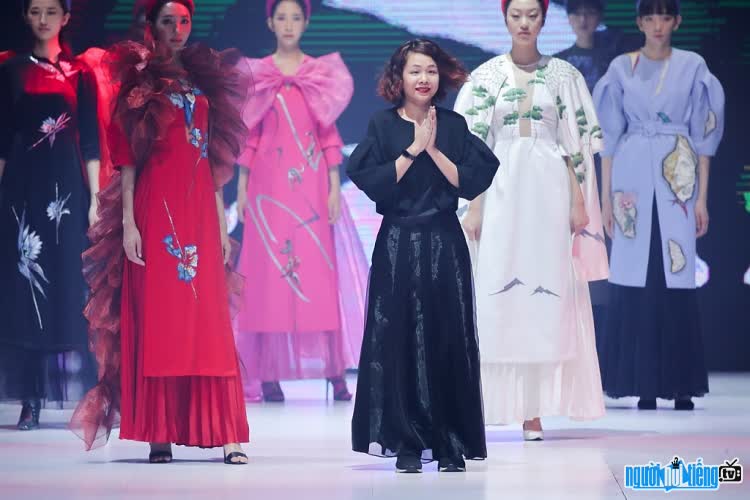  Image of designer Hoang Quyen in a performance