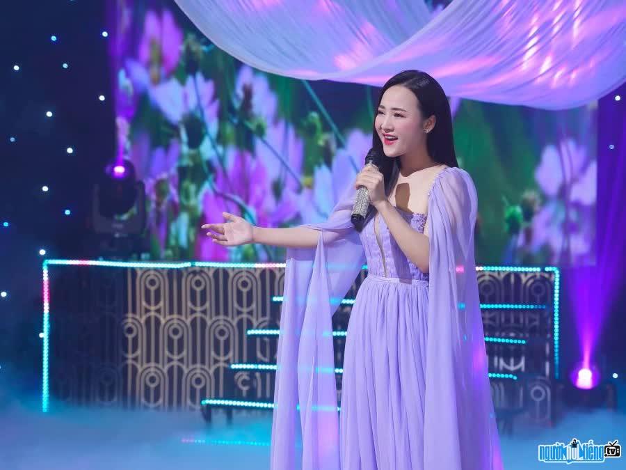 Hình ảnh ca sĩ Hoàng Như Quỳnh biểu diễn trên sân khấu