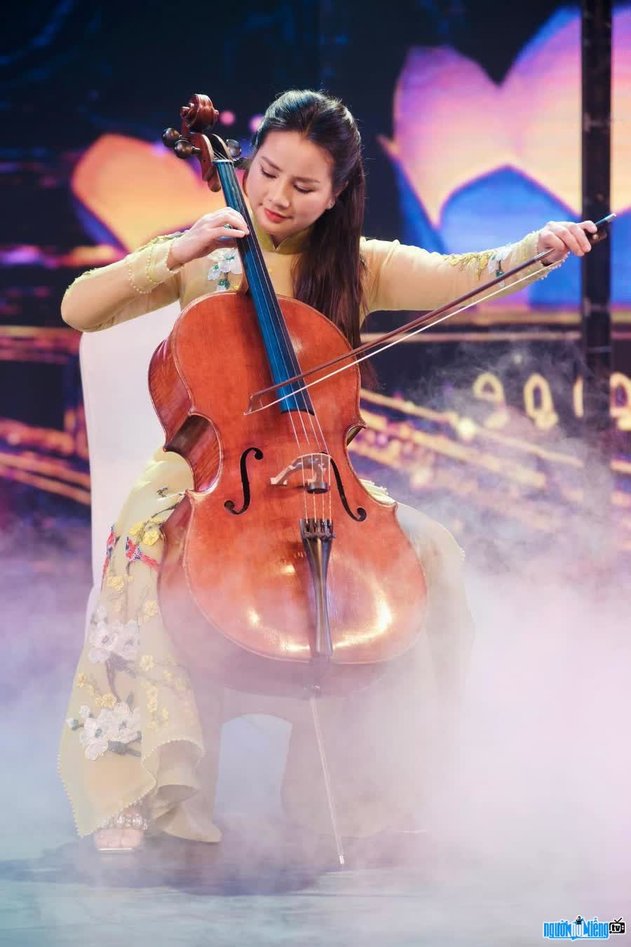 Hình ảnh nghệ sĩ cello Hà Miên đang biểu diễn trên sân khấu