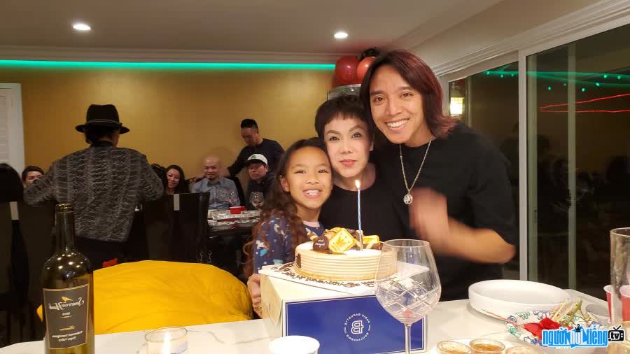  Image of the happy family of musician Hoai Phuong