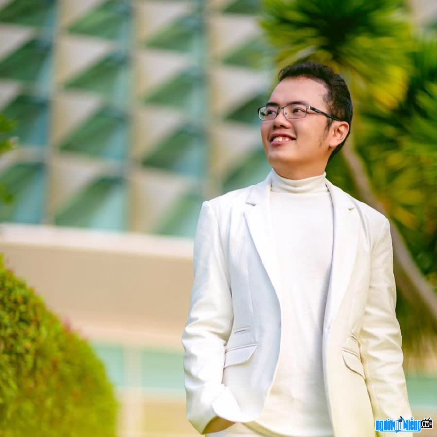 Image of former member of Cicada group - male singer Doctor Huynh Vu Thach
