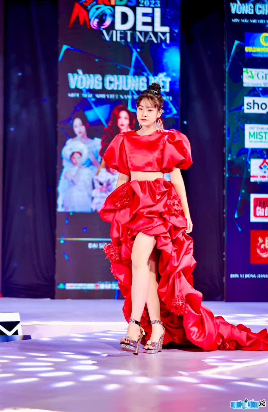 Thuy Tien performed confidently on the show. stage