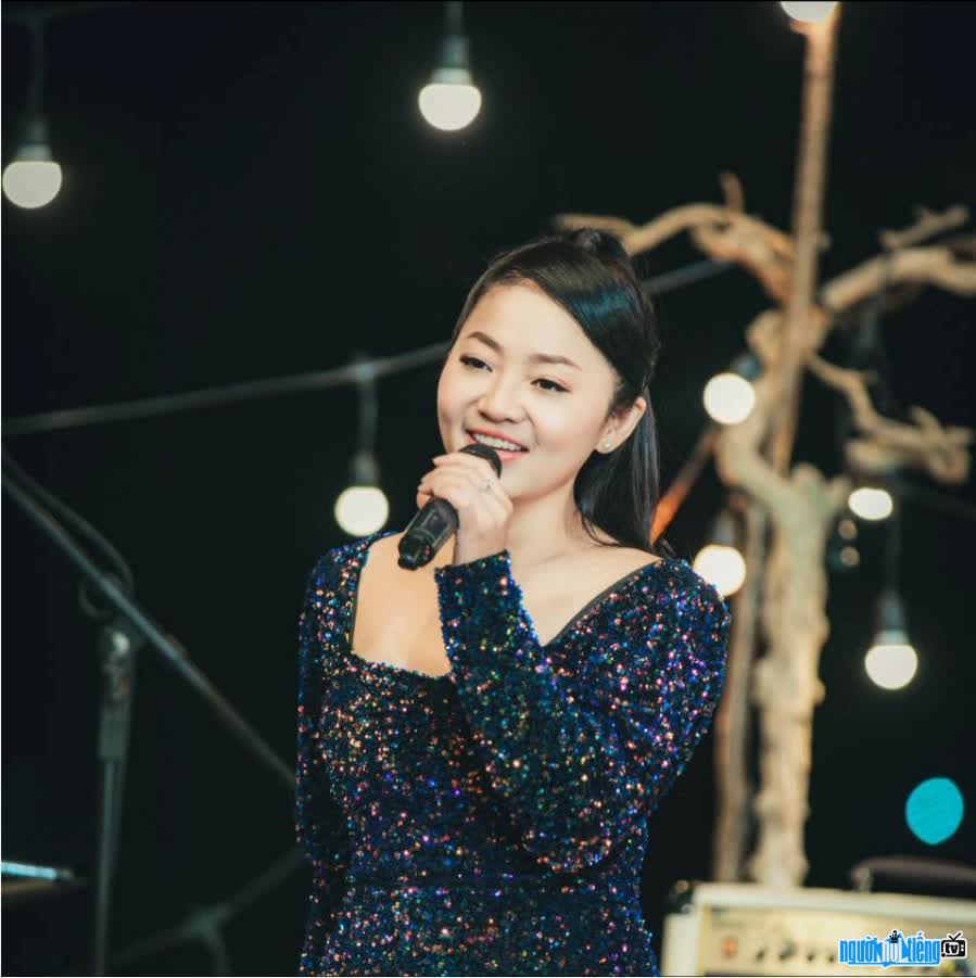 Hình ảnh ca sĩ Thanh Lan trên sân khấu