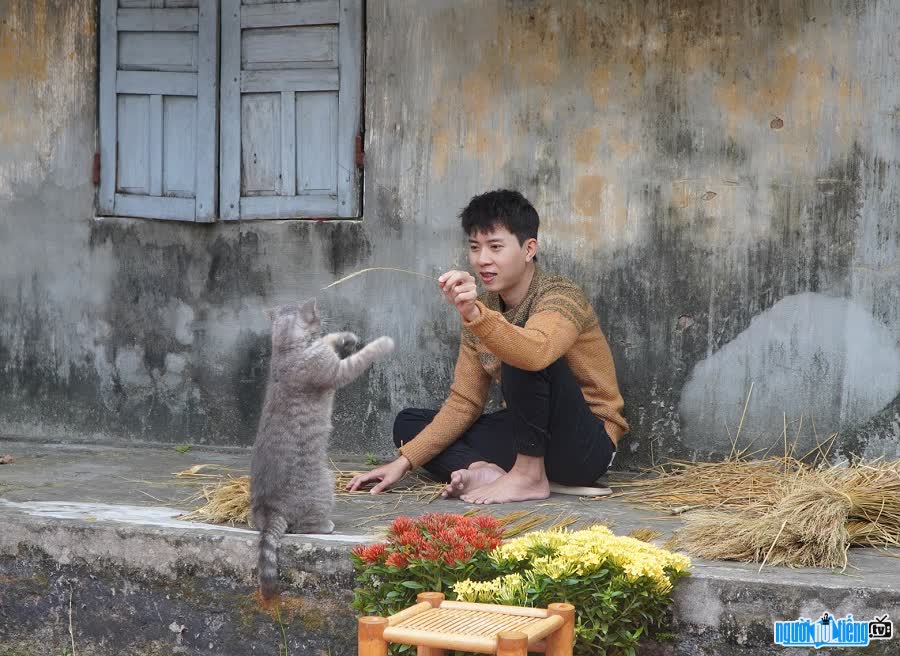 Youtuber Loc Nong Nhon plays with his pet cat