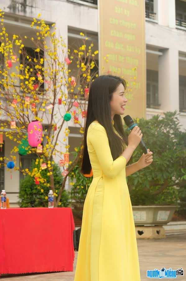 Ao Dai Speaker Vo Thi My Duyen returns to Binh Long High School for the Gifted