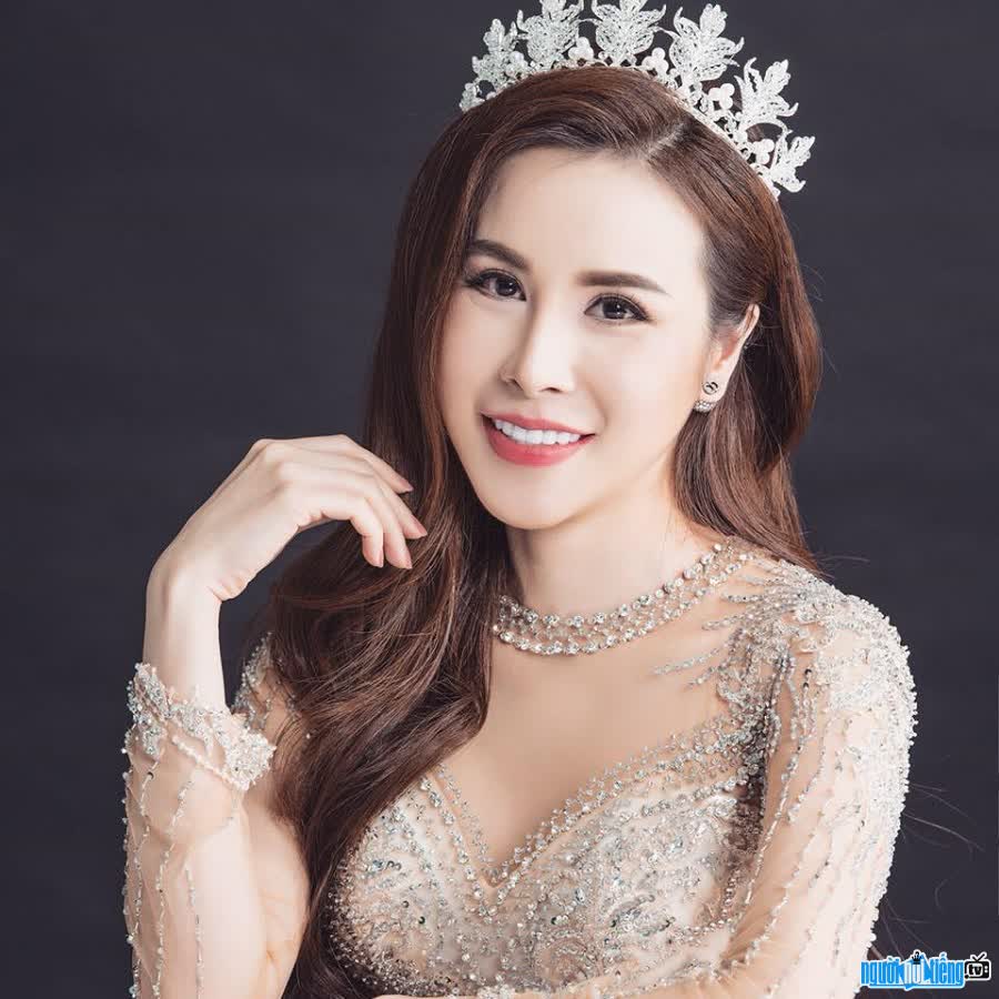 Doanh nhân Hoàng Dung (Lisa Huang) xinh đẹp và bản lĩnh