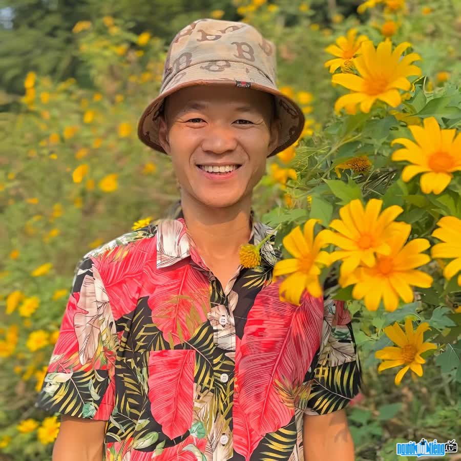 Chân dung TikToker Thành Áo Hoa