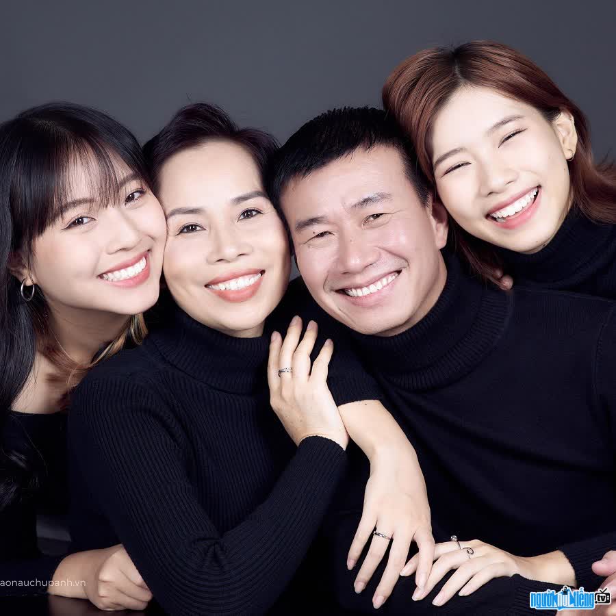 Nụ cười rạng rỡ của các thành viên kênh TikTok Gia đình PTTC