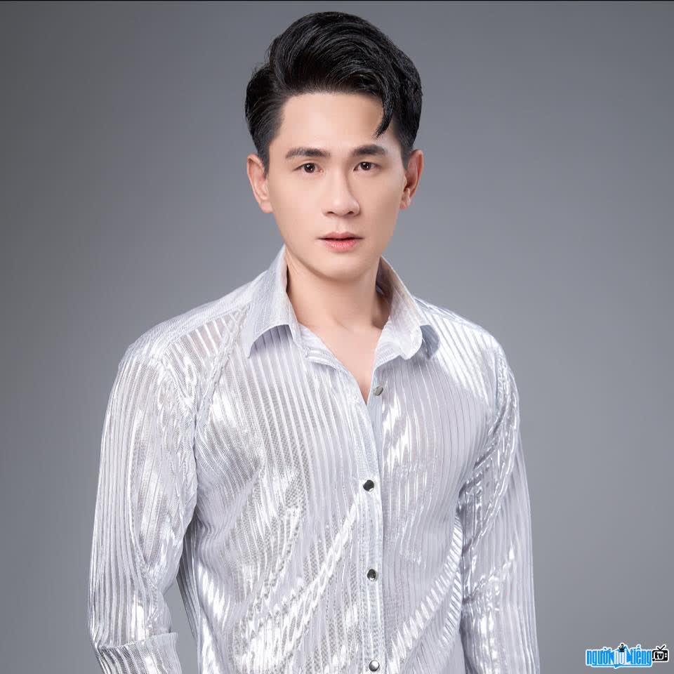Hình ảnh ca sĩ Nguyễn Minh Hoàng