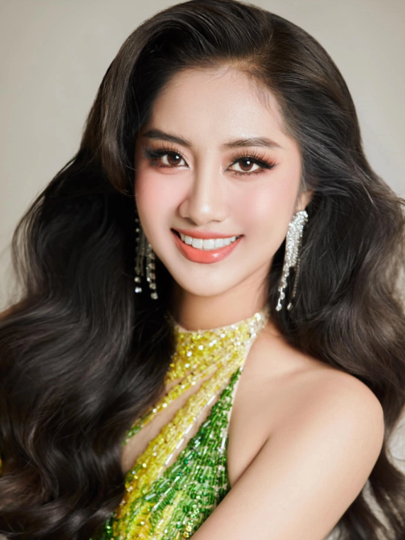 Nụ cười rạng rỡ của Hoa khôi Hà Trúc Linh