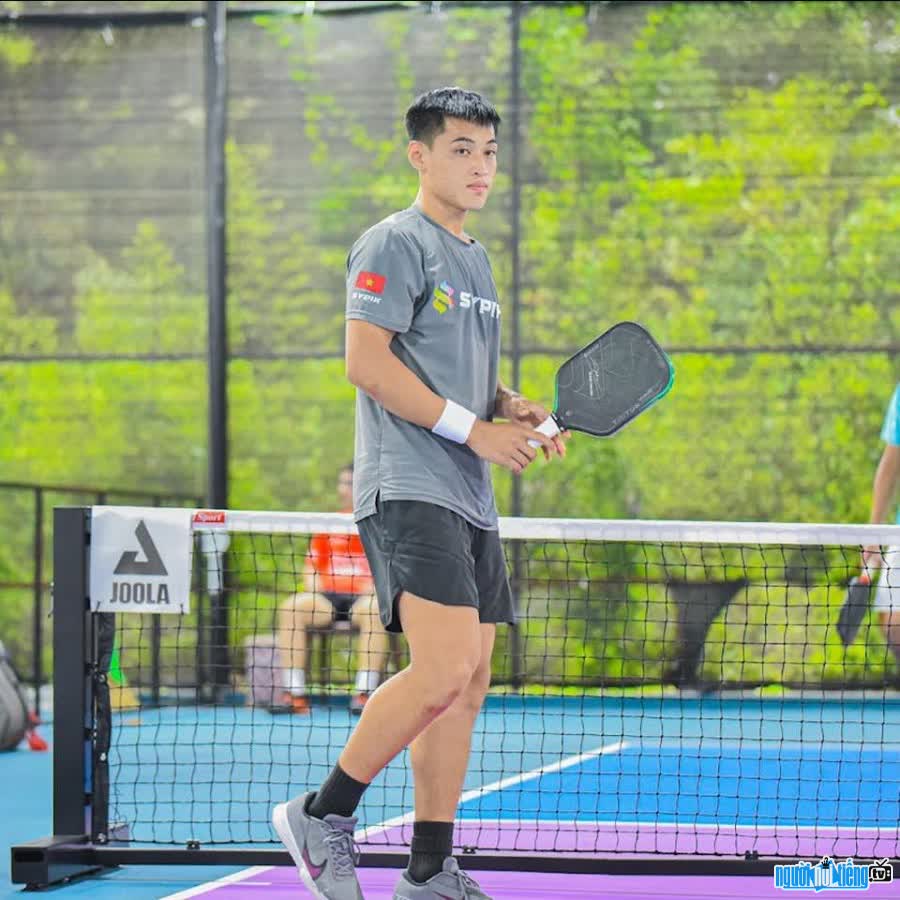 VĐV Pickleball Trương Vinh Hiển trên sân thi đấu