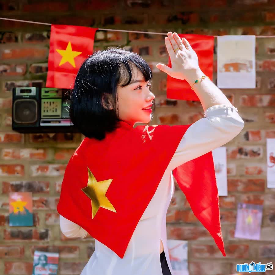 TikToker Trang Xôi chụp hình cùng cờ đỏ sao vàng