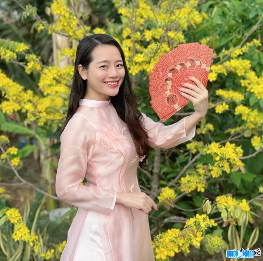 Youtuber Ánh Kua rạng rỡ đón xuân